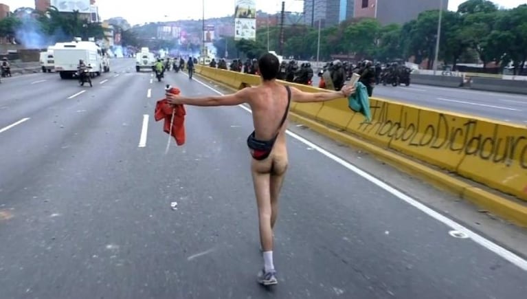 El hombre que se desnudó para protestar en Venezuela