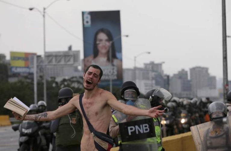 El hombre que se desnudó para protestar en Venezuela