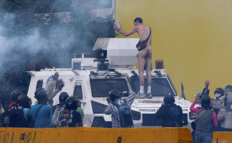 El hombre que se desnudó para protestar en Venezuela