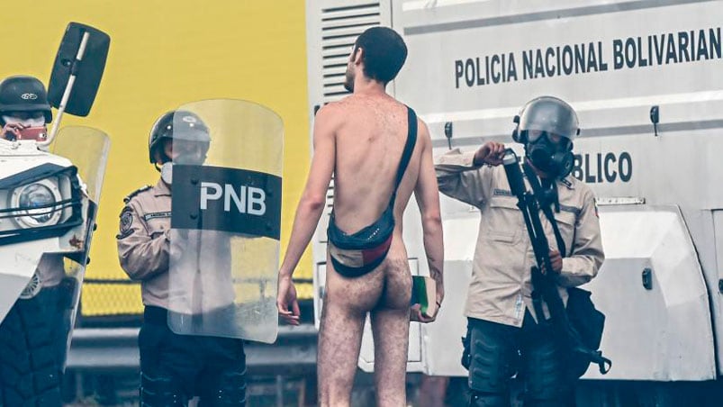 El hombre que se desnudó para protestar en Venezuela