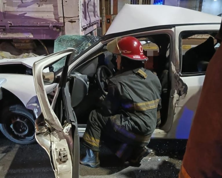 El hombre quedó atrapado dentro del vehículo tras el choque.