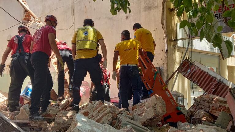 El hombre quedó atrapado entre los escombros y falleció.