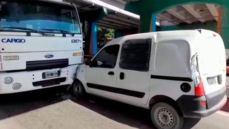 El hombre quedó detenido y su mujer e hijo demorados.