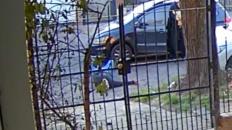 El hombre quedó tendido en la calle tras el ataque.
