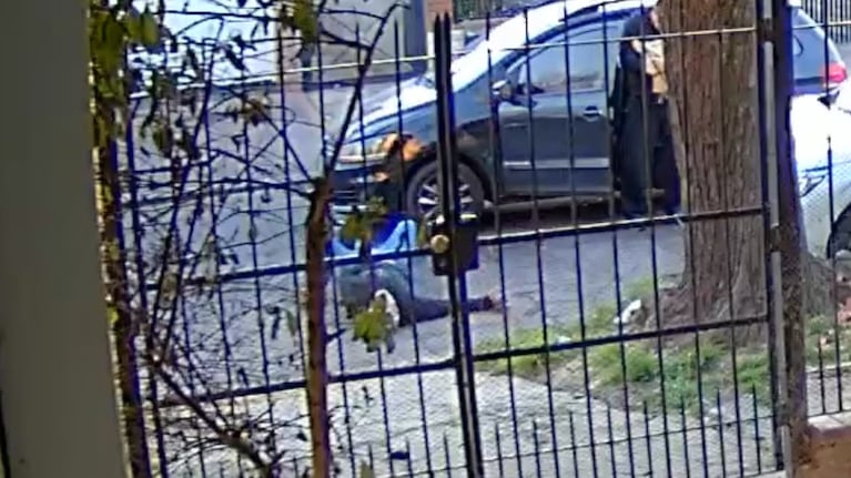 El hombre quedó tendido en la calle tras el ataque.