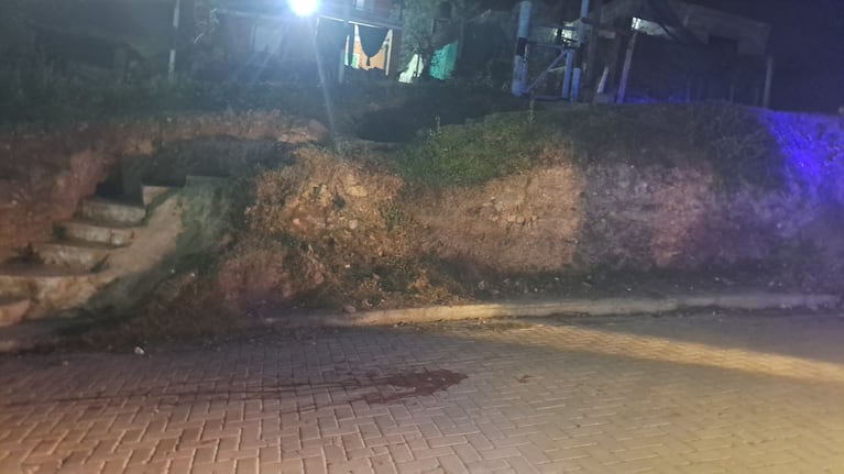El hombre quedó tendido en medio de la calle de barrio Las Polinesias.