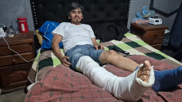El hombre recibió un balazo en la pierna y permanece postrado en una cama.
