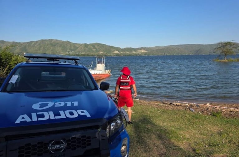 El hombre se ahogó tras el vuelco de la lancha.