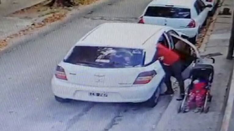 El hombre se bajó 5 minutos a visitar a una amiga y cuando sonó la alarma la ladrona había huido.
