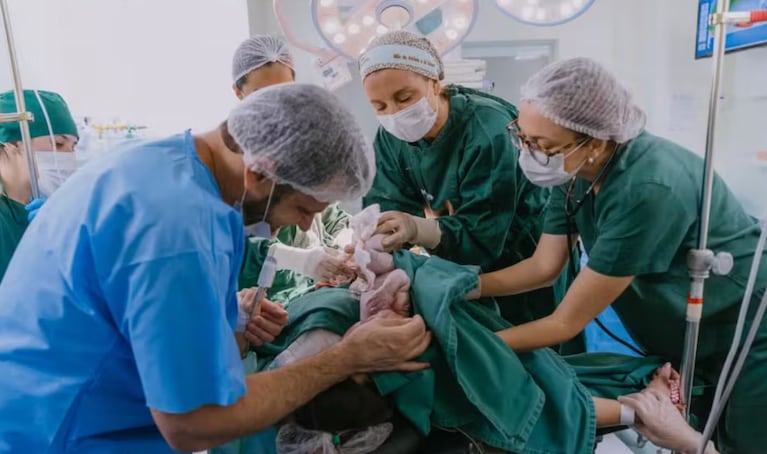 El hombre se desmayó en pleno parto de su hija.