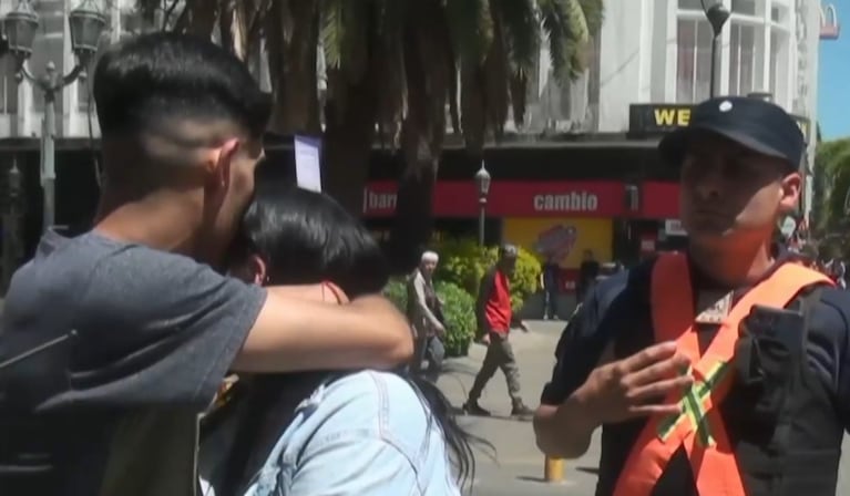 El hombre se despidió de su esposa y se fue escoltado por la Policía.