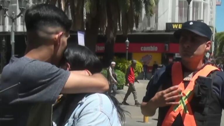 El hombre se despidió de su esposa y se fue escoltado por la Policía.
