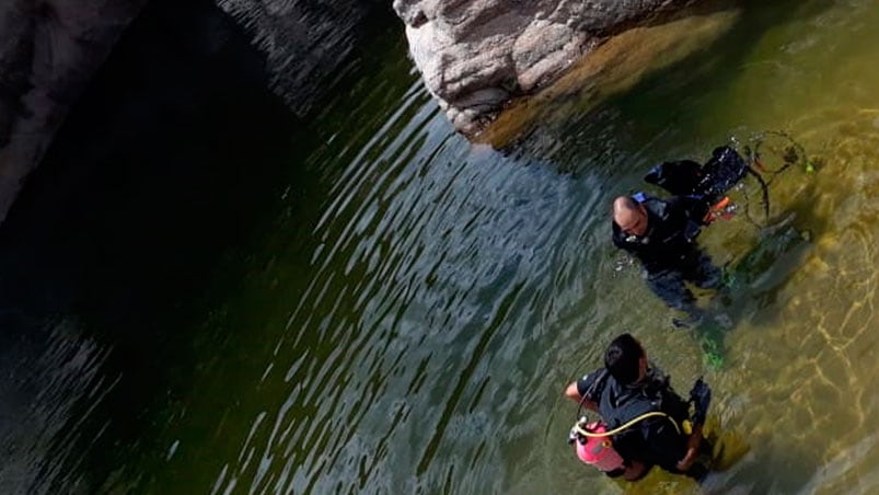 El hombre se encontraba nadando en el río.