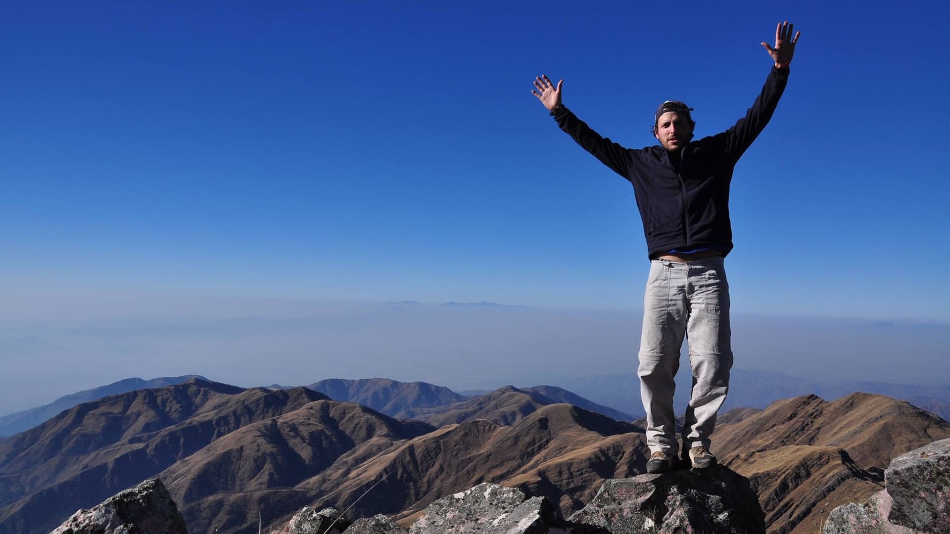 El hombre se lanzó solo, sin instructor.