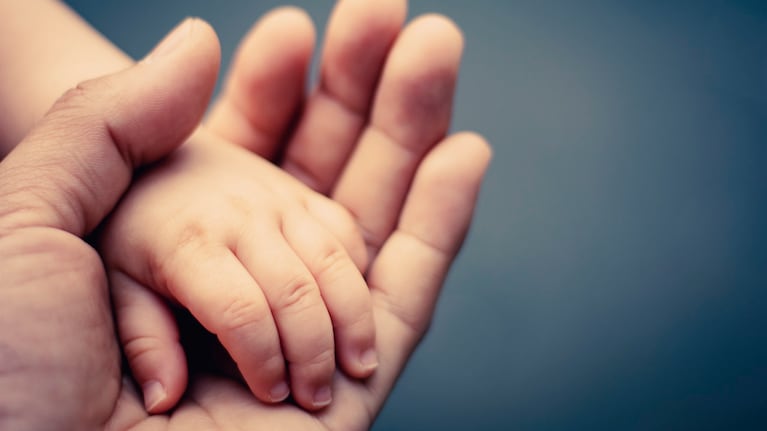 El hombre será papá soltero y tendrá licencia por paternidad durante 3 meses.