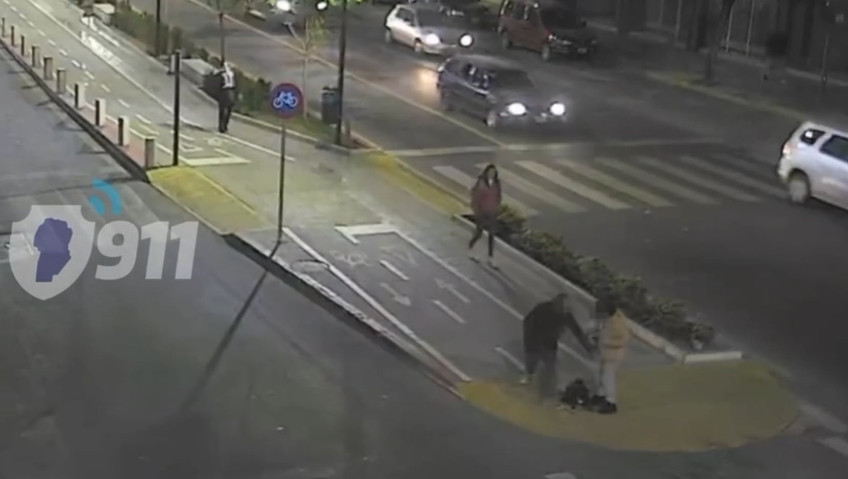 El hombre sorprendió a la mujer durante el paseo.