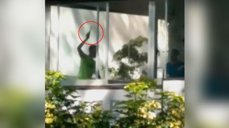 El hombre sorprendió a las mujeres con un arma blanca.