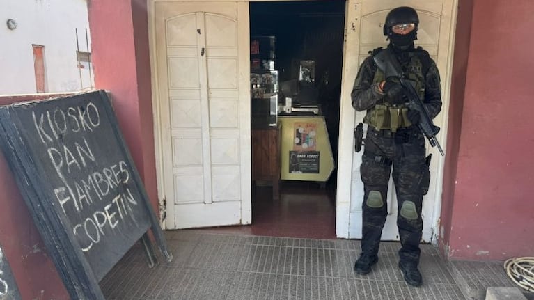 El hombre tenía un kiosco que utilizaba como pantalla.