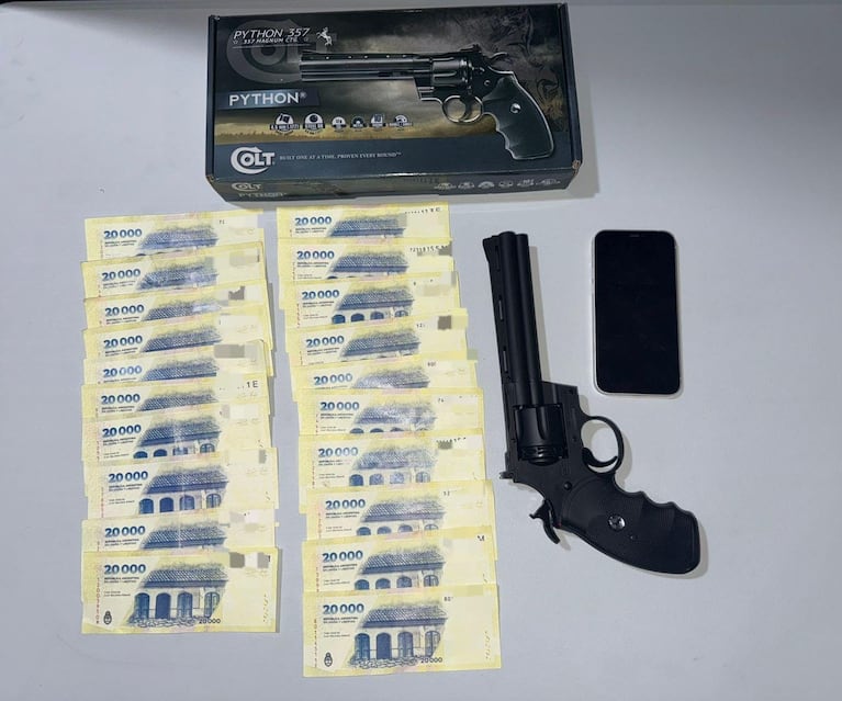 El hombre trató de pagar con billetes falsos y quedó detenido.
