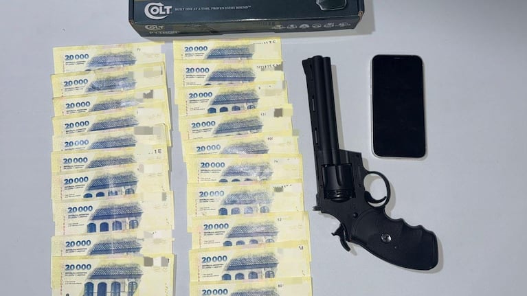 El hombre trató de pagar con billetes falsos y quedó detenido.