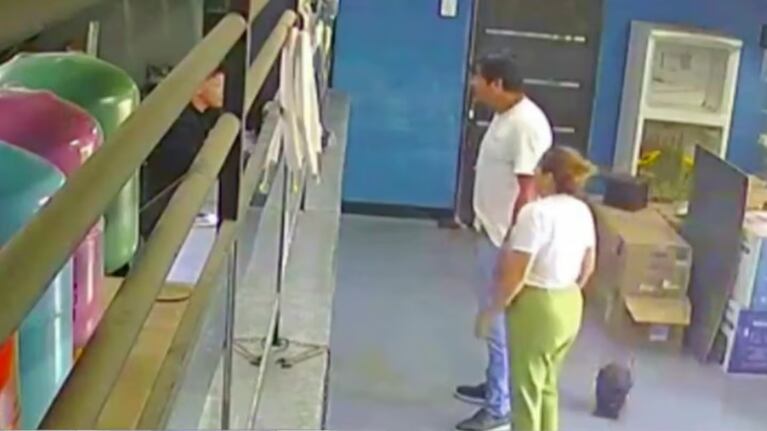 El hombre tuvo un ataque de furia que quedó filmado.