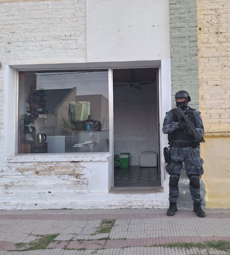 El hombre usaba un local como pantalla.