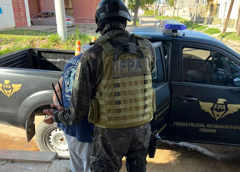 El hombre vendía droga frente a una escuela de Córdoba.
