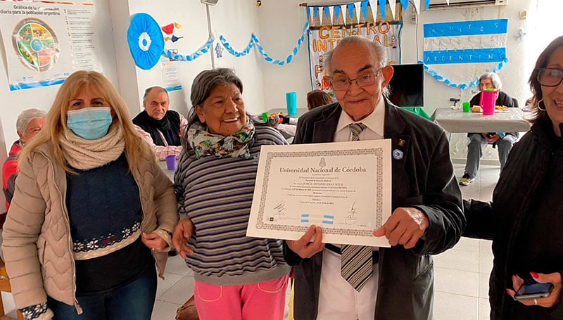 El hombre vive actualmente en un barrio para adultos mayores. Sus vecinos lo consideran un ejemplo.