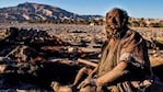 El hombre vive hace más de 70 años entre la basura y los animales muertos.