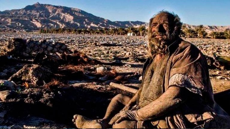 El hombre vive hace más de 70 años entre la basura y los animales muertos.
