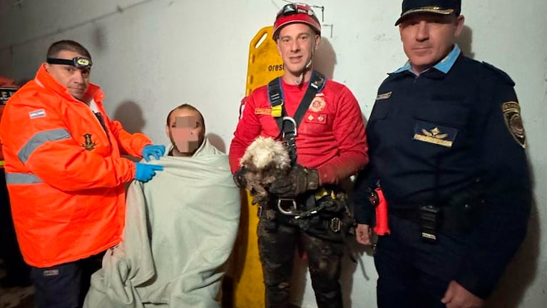 El hombre y su mascota fueron rescatados a salvo del pozo negro.