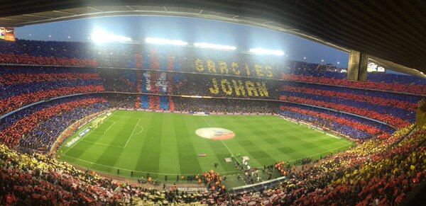 El homenaje a Johan Cruyff en las tribunas del Camp Nou. 