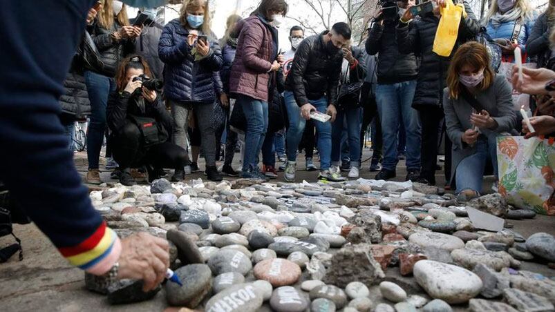 El homenaje a las víctimas del coronavirus. Foto: Rodrigo Néspolo.