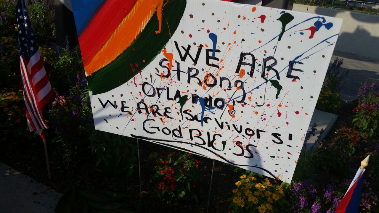 El homenaje de los vecinos de Orlando a las víctimas de la masacre. Fotos: Mariano Cardarelli / ElDoce.tv