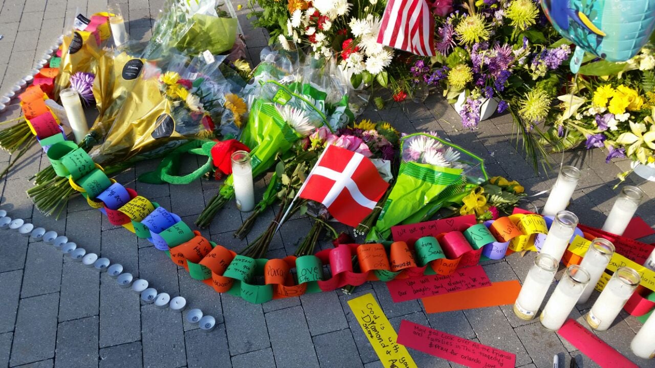 El homenaje de los vecinos de Orlando a las víctimas de la masacre. Fotos: Mariano Cardarelli / ElDoce.tv