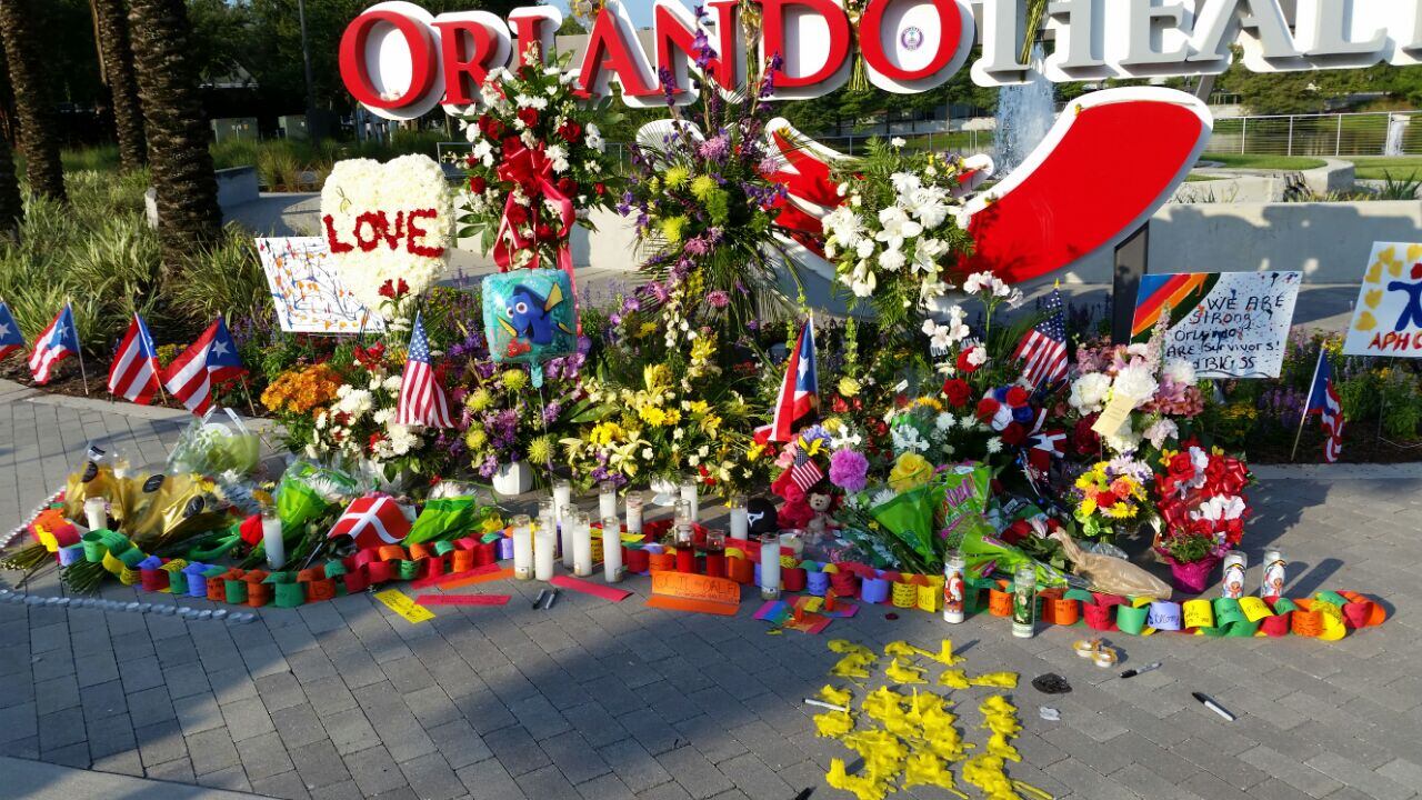 El homenaje de los vecinos de Orlando a las víctimas de la masacre. Fotos: Mariano Cardarelli / ElDoce.tv