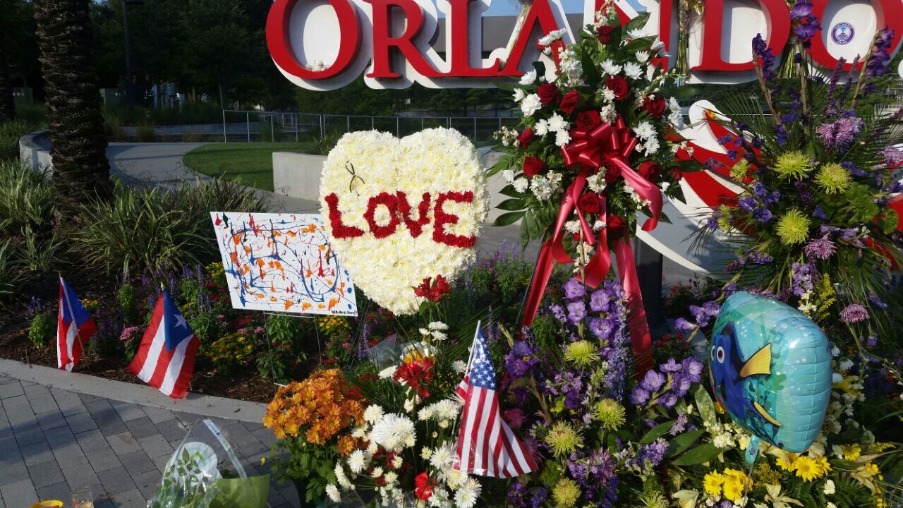 El homenaje de los vecinos de Orlando a las víctimas de la masacre. Fotos: Mariano Cardarelli / ElDoce.tv