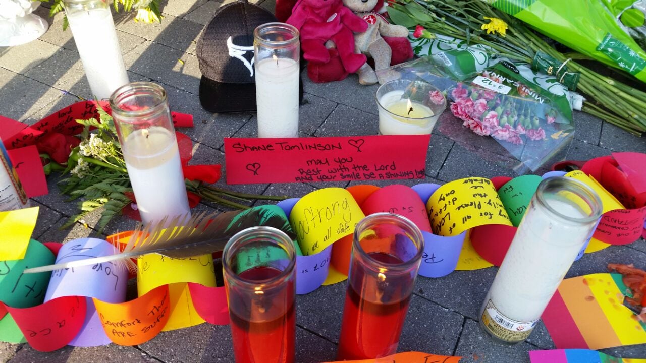 El homenaje de los vecinos de Orlando a las víctimas de la masacre. Fotos: Mariano Cardarelli / ElDoce.tv