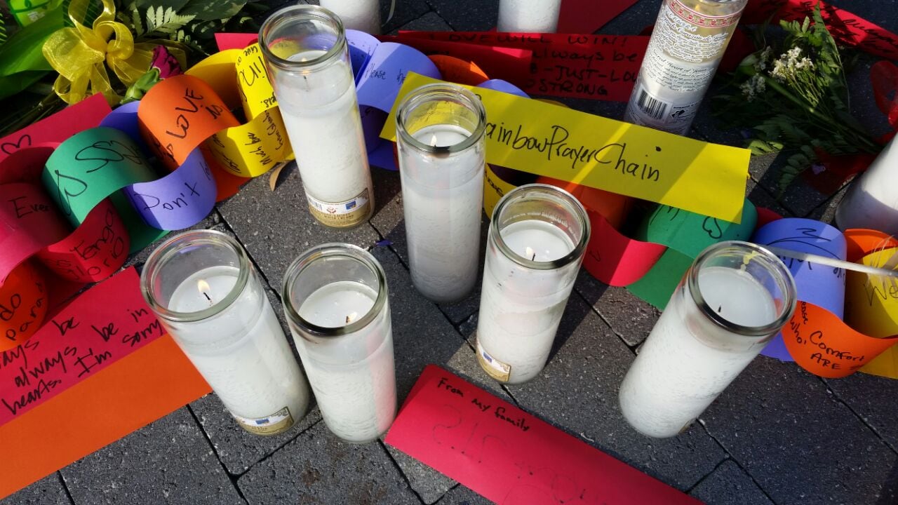 El homenaje de los vecinos de Orlando a las víctimas de la masacre. Fotos: Mariano Cardarelli / ElDoce.tv