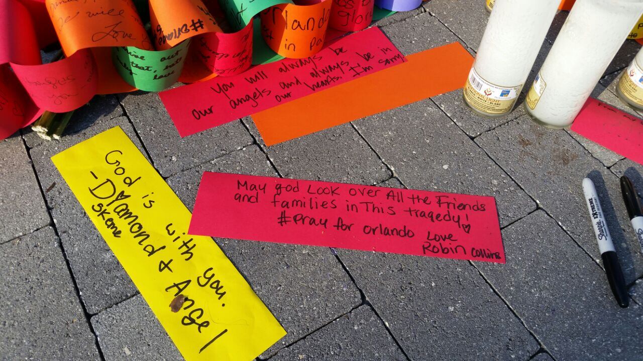 El homenaje de los vecinos de Orlando a las víctimas de la masacre. Fotos: Mariano Cardarelli / ElDoce.tv