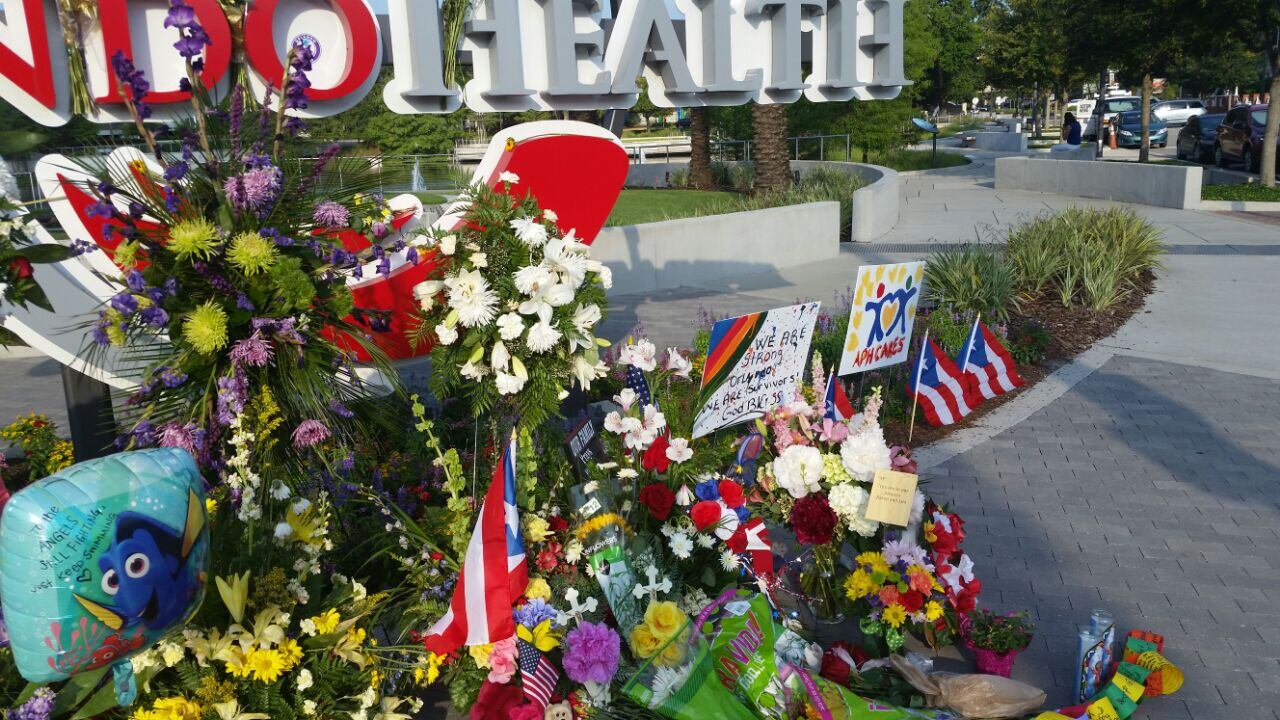 El homenaje de los vecinos de Orlando a las víctimas de la masacre. Fotos: Mariano Cardarelli / ElDoce.tv