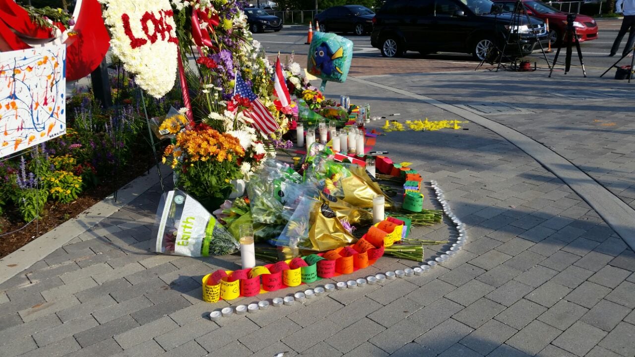 El homenaje de los vecinos de Orlando a las víctimas de la masacre. Fotos: Mariano Cardarelli / ElDoce.tv