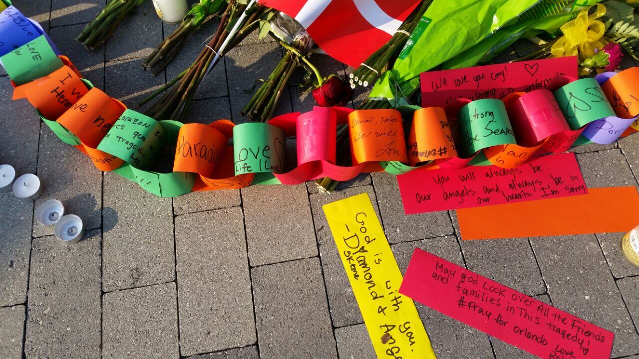 El homenaje de los vecinos de Orlando a las víctimas de la masacre. Fotos: Mariano Cardarelli / ElDoce.tv