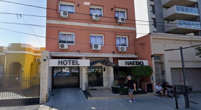 El hotel donde apareció muerto el hombre.