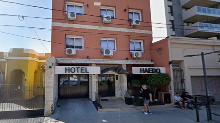 El hotel donde apareció muerto el hombre.