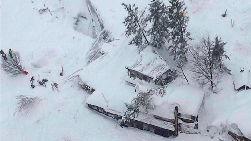 El Hotel Rigopiano sepultado bajo la nieve que dejó el alud.