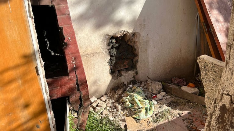 El hueco por donde entraron los delincuentes. Foto: ElDoce.