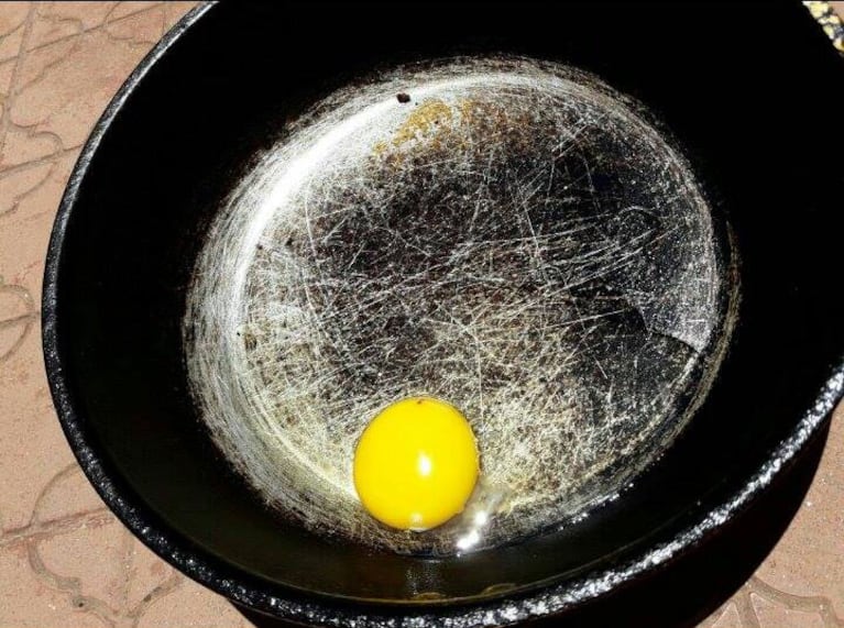 El huevo frito empezaba a cocinarse al rayo del sol.