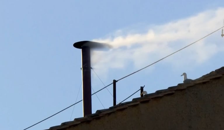 El humo blanco saliendo de la chimenea de la Capilla Sixtina.