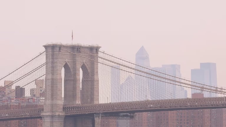 El humo cubre el puente de Brooklyn (Foto: EFE)